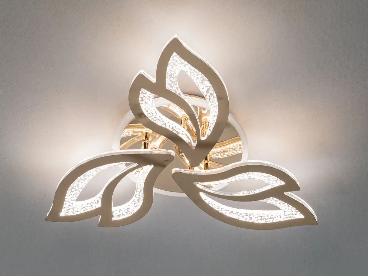 Преимущества светодиодных люстр перед классическими
осветительными приборами от интернет-магазина S-svit