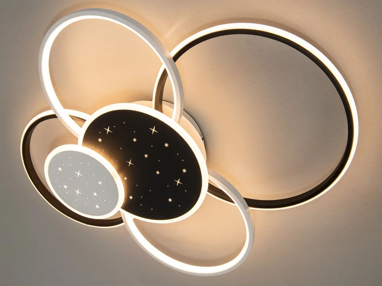 Светодиодная люстра 115 Вт в белом и черном цвете от интернет-магазина S-svit