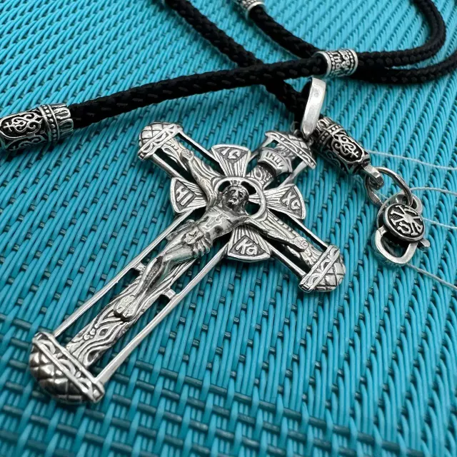 Шнурки с серебром или цепочка: что лучше носить с кулоном или крестиком от компании Sriblo Ukraine